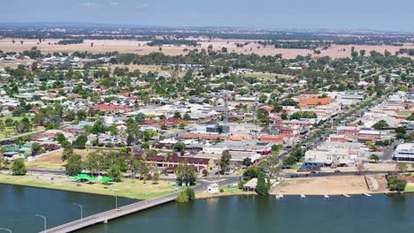 über-Den-Mulwala-See-Und-Die-Brücke-Und-Weiter-Zur-Hauptstraße-Von-Yarrawonga-Mit-Ackerland-Dahinter