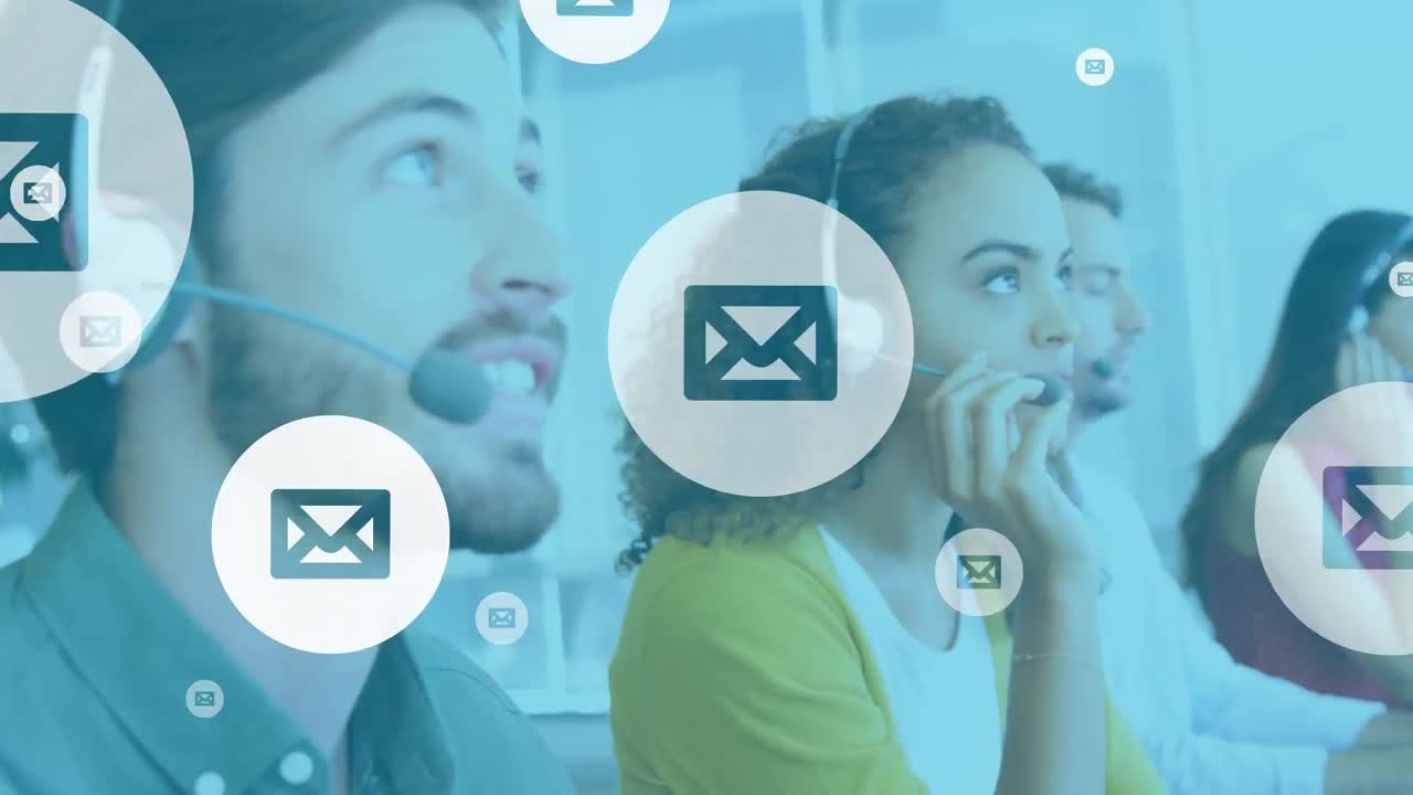 Animazione di icone e-mail online su diversi professionisti che indossano cuffie telefoniche