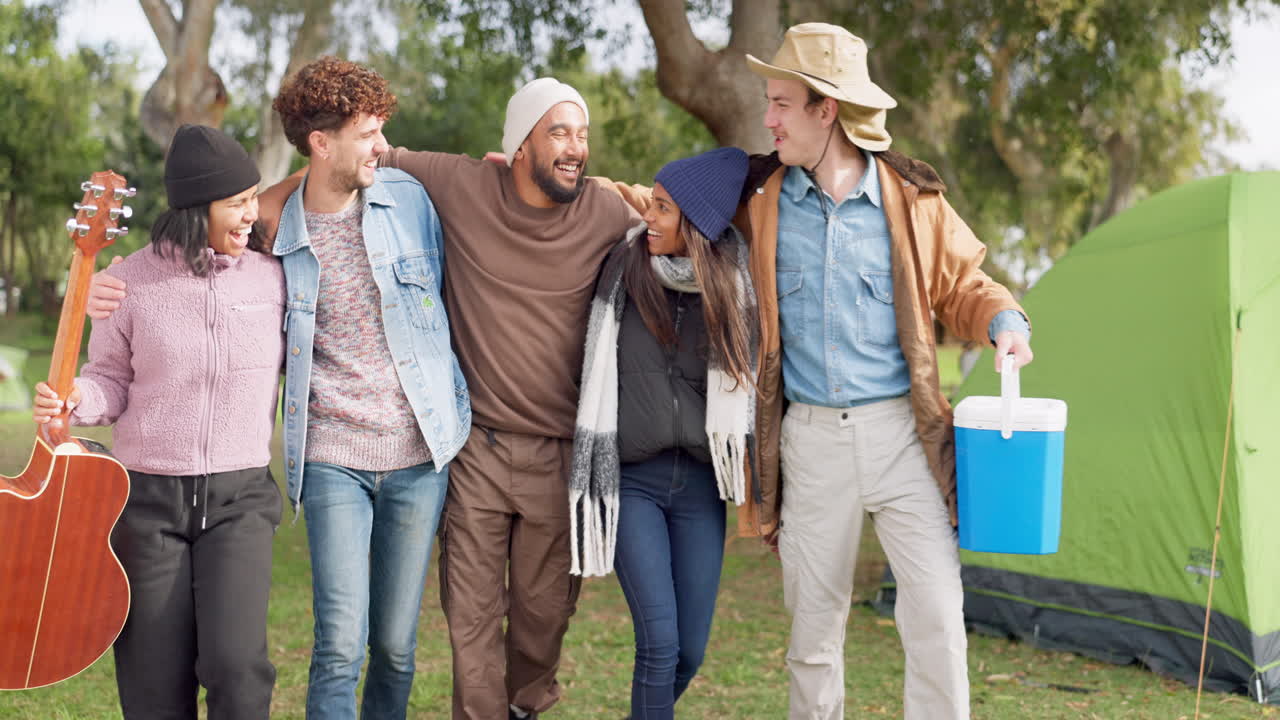 캠핑, 친구들과  ⁇ 안고 야외를 산책합니다.