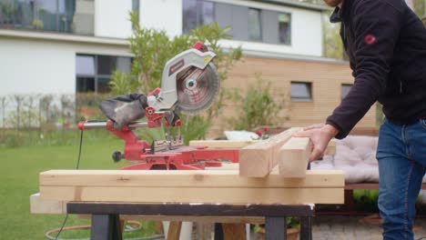 Der-Handwerker-Legt-Das-Holz-Auf-Die-Werkbank