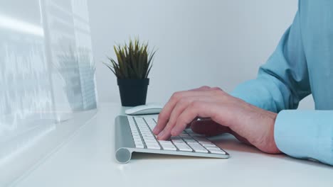 signo de arte criptográfico nft. hombre escribiendo en el teclado. obra de arte digital vendiendo símbolo de tecnología.