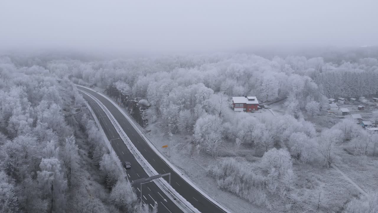 스웨덴의 아름다운 겨울 눈 덮인 풍경의 경치 좋은 도로 - 공중