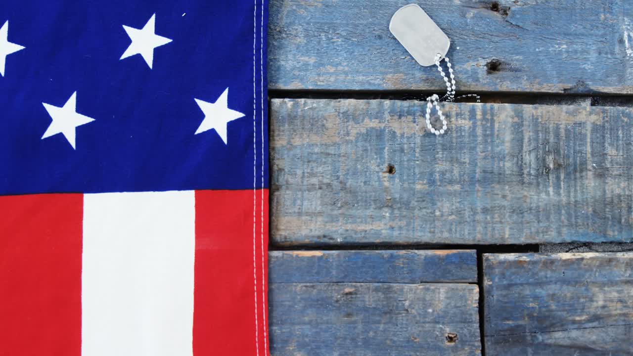 Bandiera americana e piastrina identificativa su un tavolo di legno