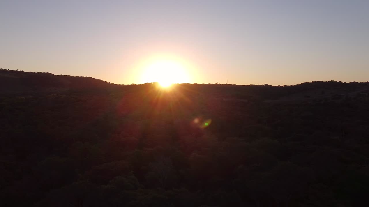 Beautiful sun rays glimmer and shine over mountain ridgeline, profundidad argentina