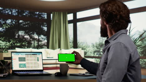 Rico-Inversionista-Financiero-Usando-Pantalla-Verde-En-Dispositivo-Móvil