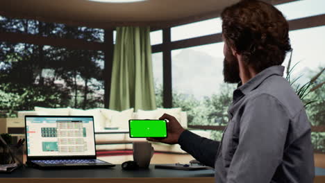 inversor financiero rico usando pantalla verde en un dispositivo móvil