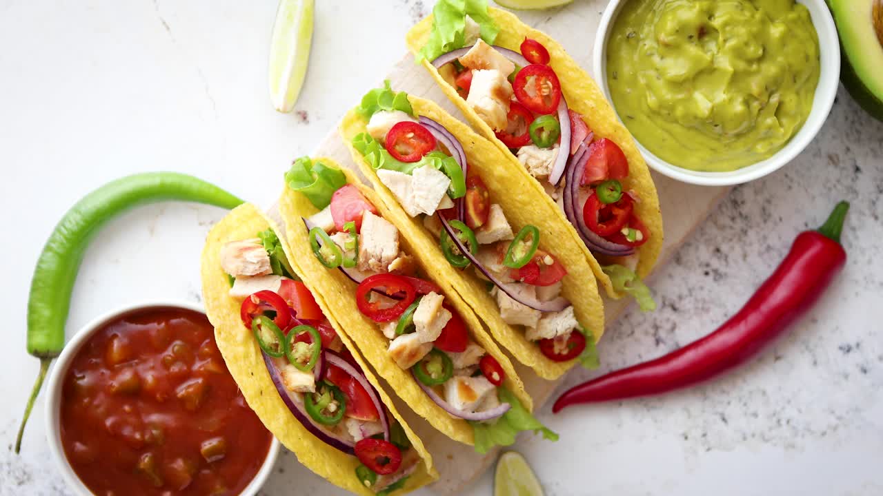 Gustosi tacos di carne messicani serviti con varie verdure e salsa