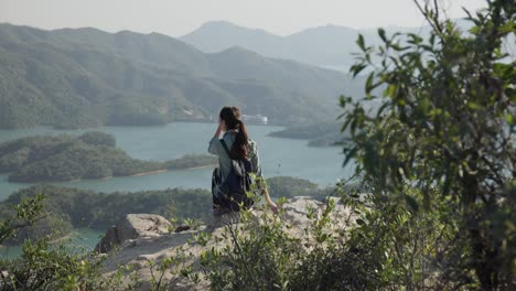 Vista-Trasera-De-Una-Mujer-Disfrutando-Del-Paisaje-Marino