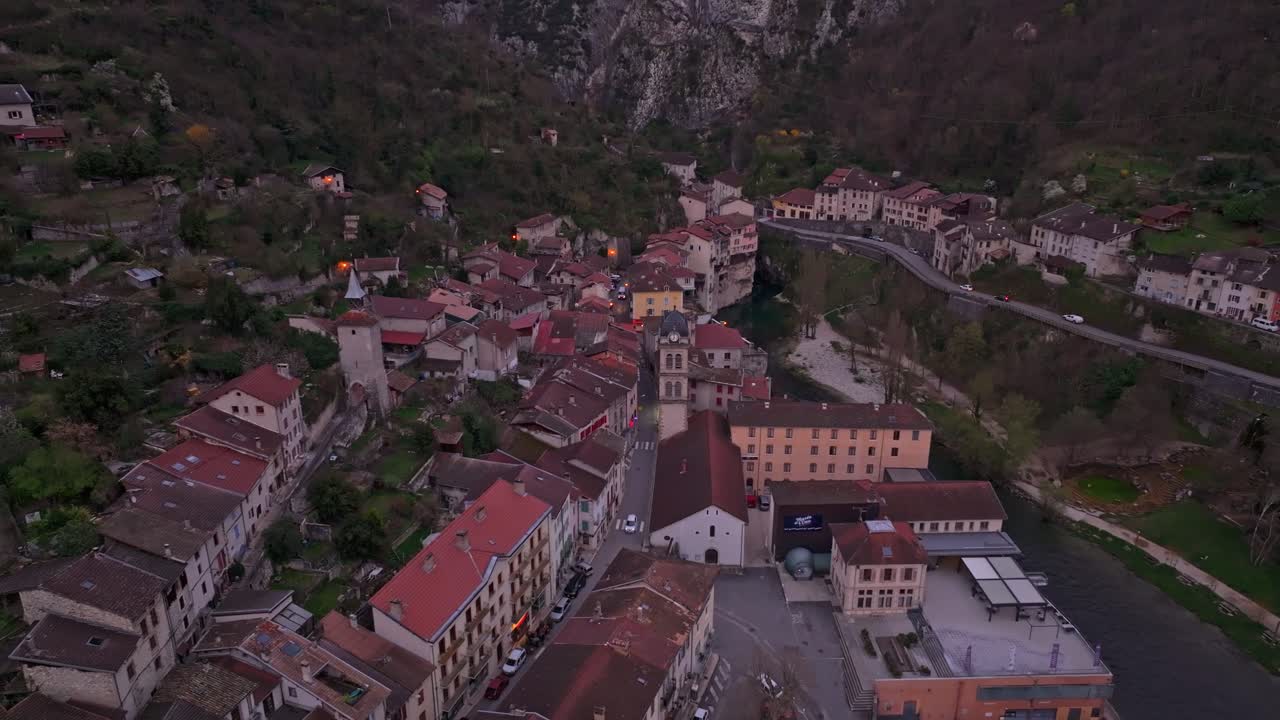 Chiesa di un villaggio francese che risplende sotto un caldo cielo al tramonto.