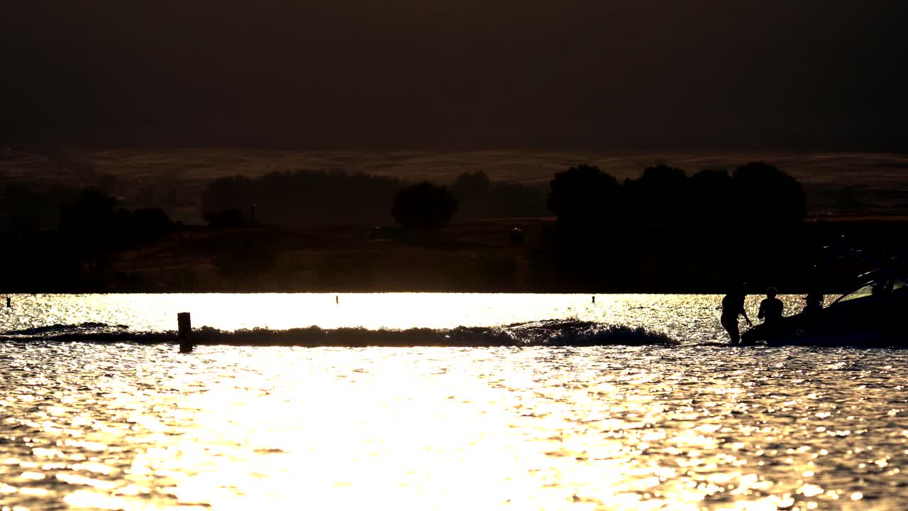 actividades de deportes acuáticos en el embalse de boulder durante la puesta de sol