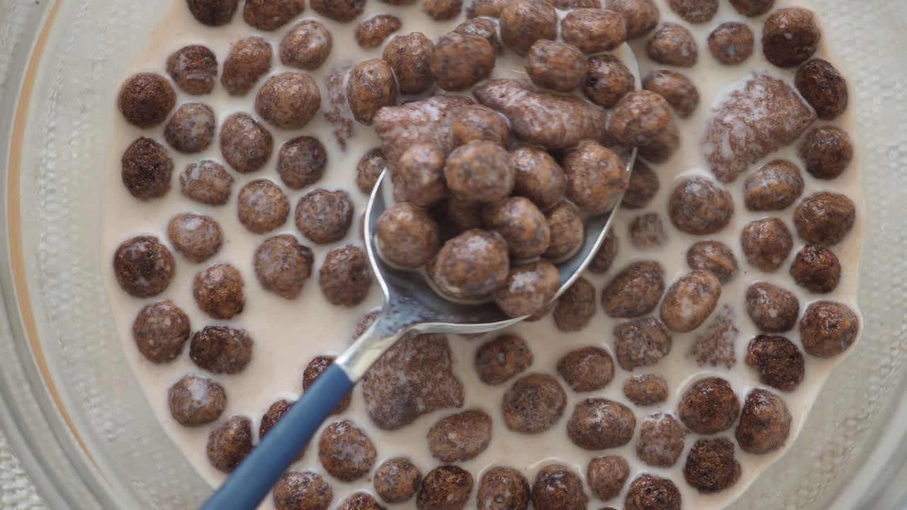 우유에 있는 초콜릿 시리얼