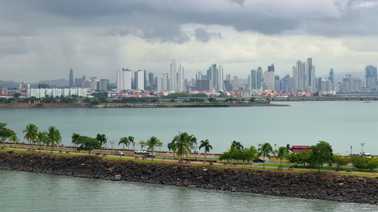 Causeway di Amador che conduce verso i moderni grattacieli di Panama City sulla Baia di Panama, vista aerea