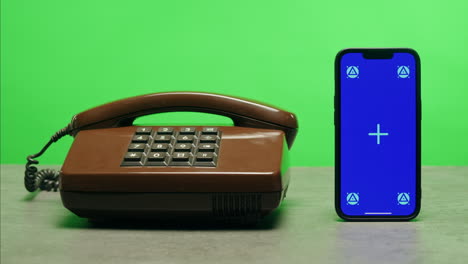 retro vintage telefoon, een gele roterende telefoon wordt weergegeven op een houten bureau, het toevoegen van een nostalgische touch