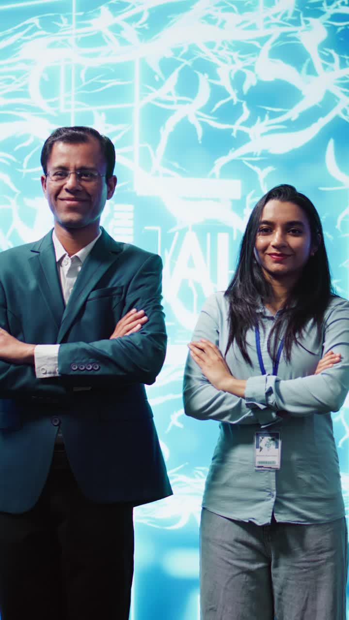Video verticale. Colleghi sorridenti lavorano con algoritmi di machine learning e intelligenza artificiale.