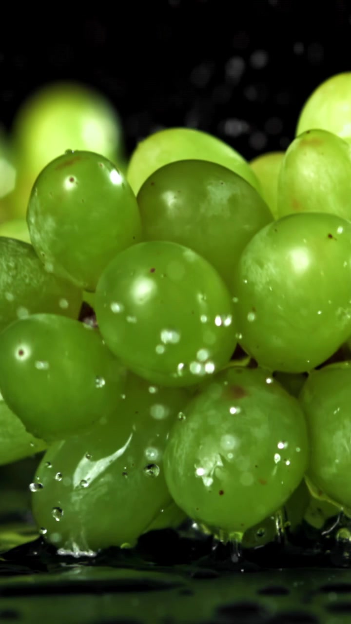 Close-up de Uvas Verdes Frescas com Respingos de Água