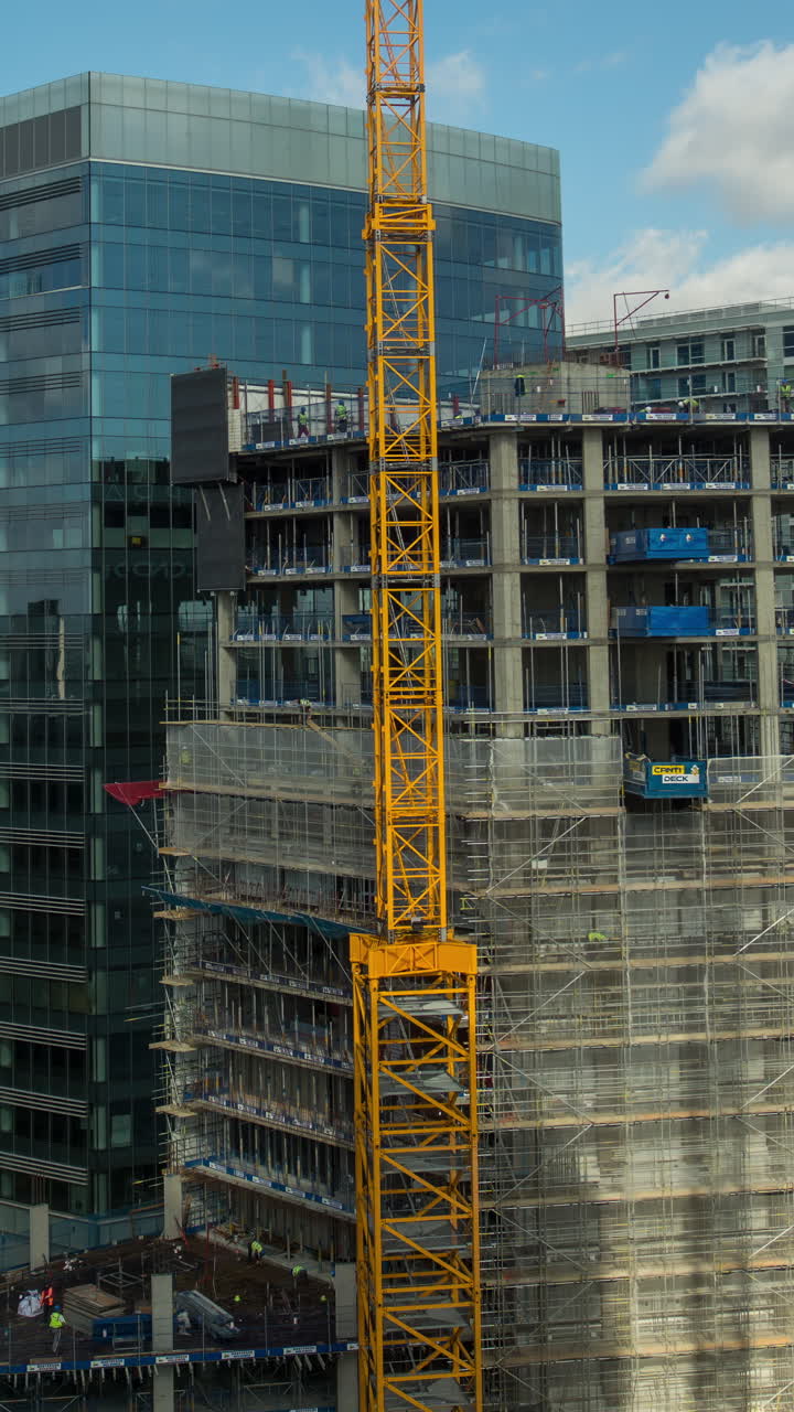 londres, inglaterra - 31 de agosto de 2022: el horizonte de londres con grúas construyendo una torre de gran altura en vertical