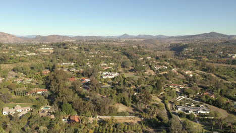 Vista-Aérea-De-Rancho-Santa-Fe,-Una-Comunidad-Rica-En-San-Diego,-California