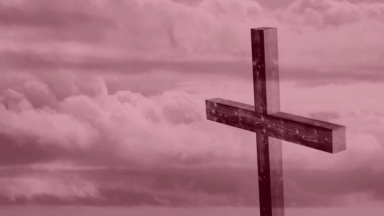 하늘의 구름에 대한 크로스 위의 천둥 효과의 디지털 구성