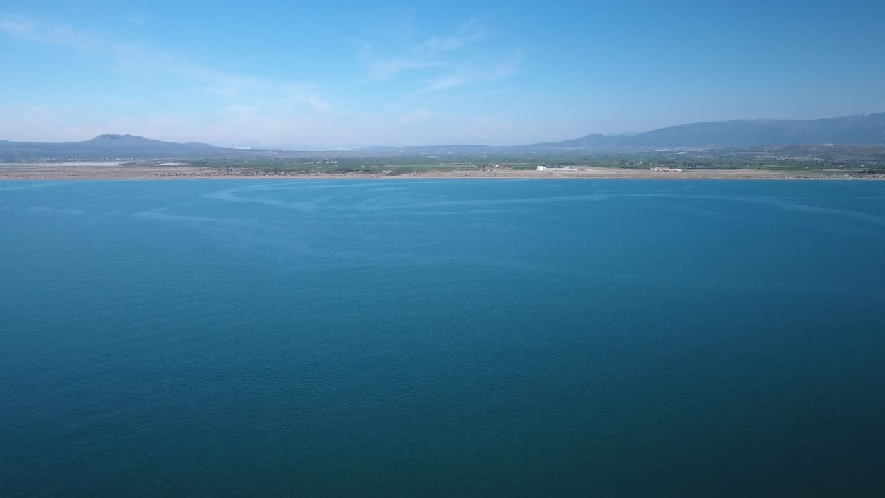 아름다운 바다를 날아다니는 드론의 공중 사진 - 4k 해상도