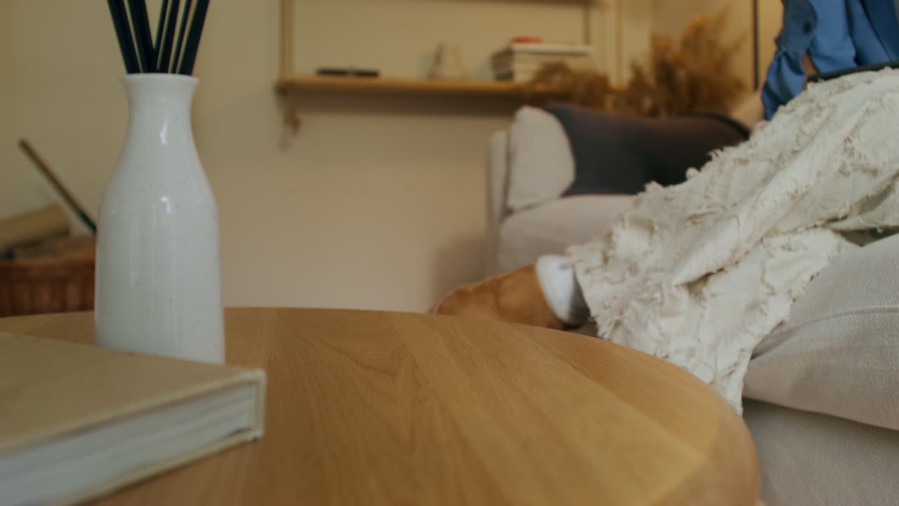 편안한 거실에서 소파에서 휴식을 취하는 여자