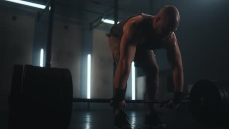 man weightlifting in gym
