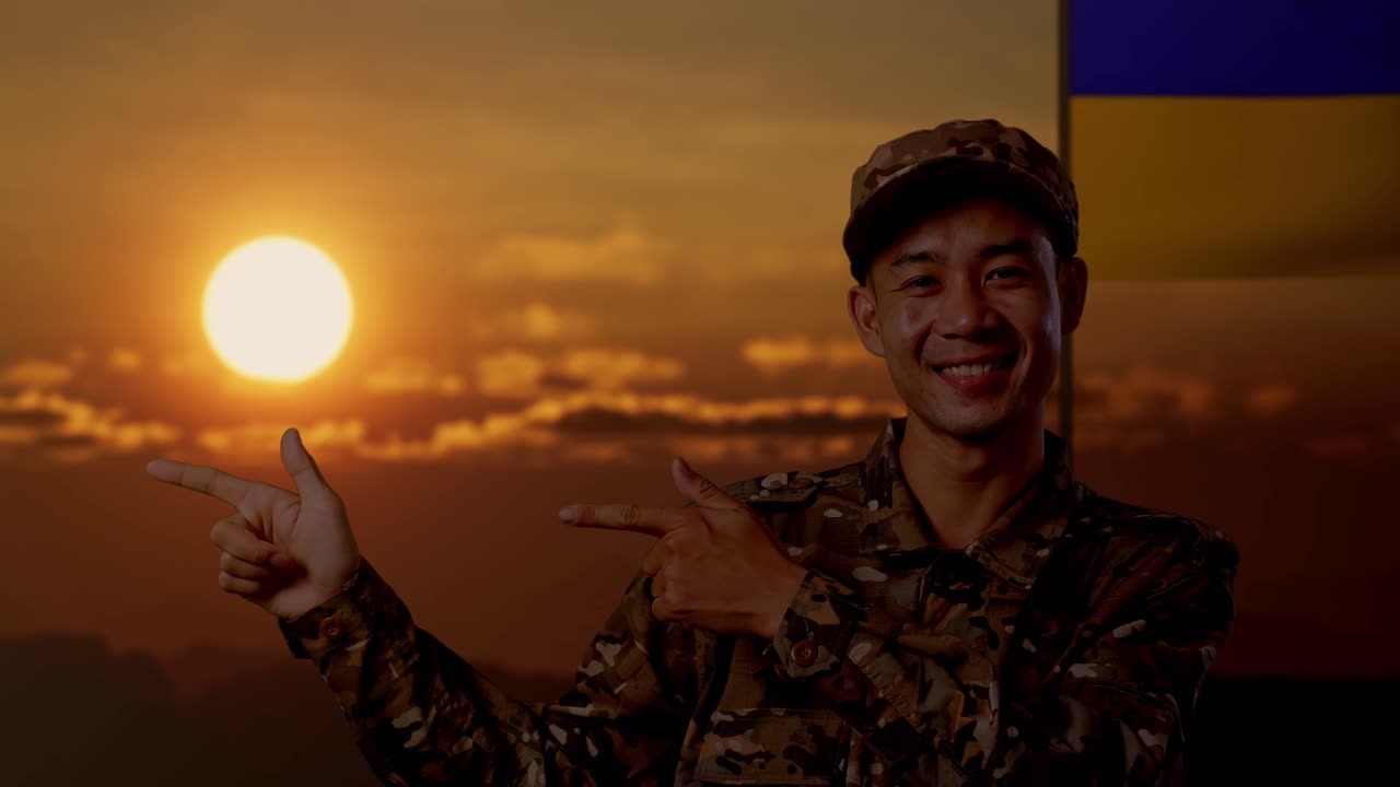 미소 짓는 군인은 미래를 가리킨다.