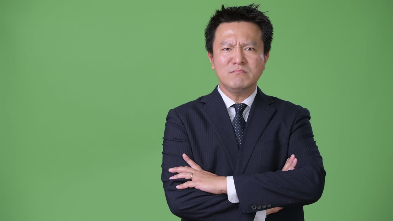 녹색 배경에 성숙한 일본 사업가