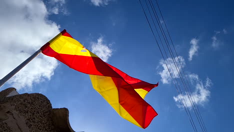 Spanische-Nationalflagge-Weht-An-Einem-Sonnigen-Tag-Auf-Der-Stange