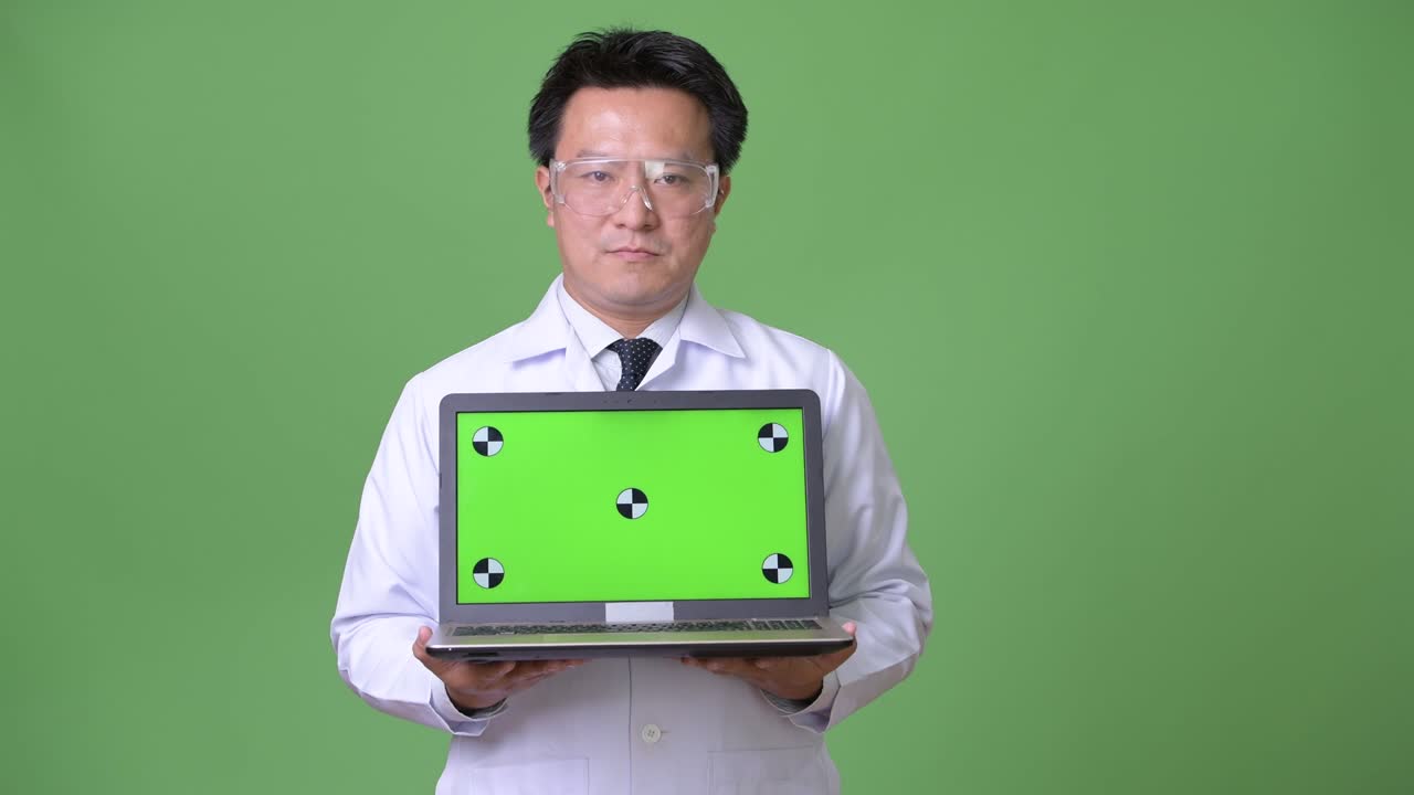 보호 안경을 쓴 성숙한 일본인 남자 의사