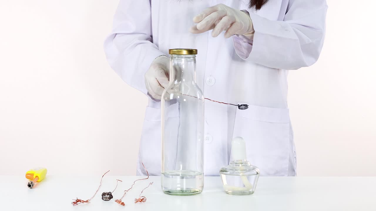 demostrando una reacción química brillante con cables