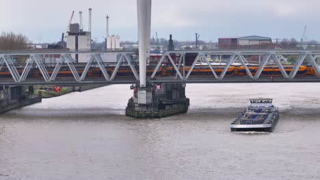 El-Puente-Del-Tren-En-Dordrecht-Se-Extiende-Sobre-El-Agua-Mientras-El-Barco-Se-Hunde