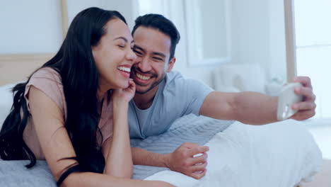 Couple-in-bed,-selfie-and-happy