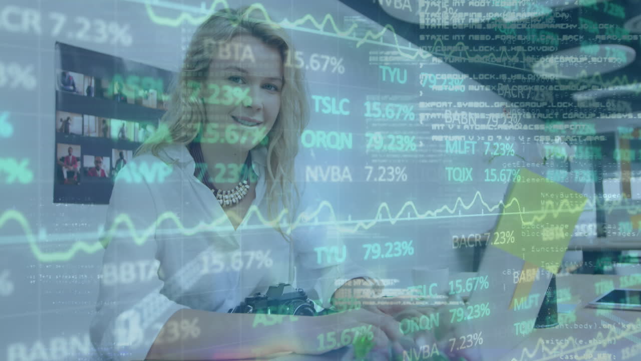 animación de códigos binarios, lenguaje informático y tablero de comercio, mujer caucásica usando portátil