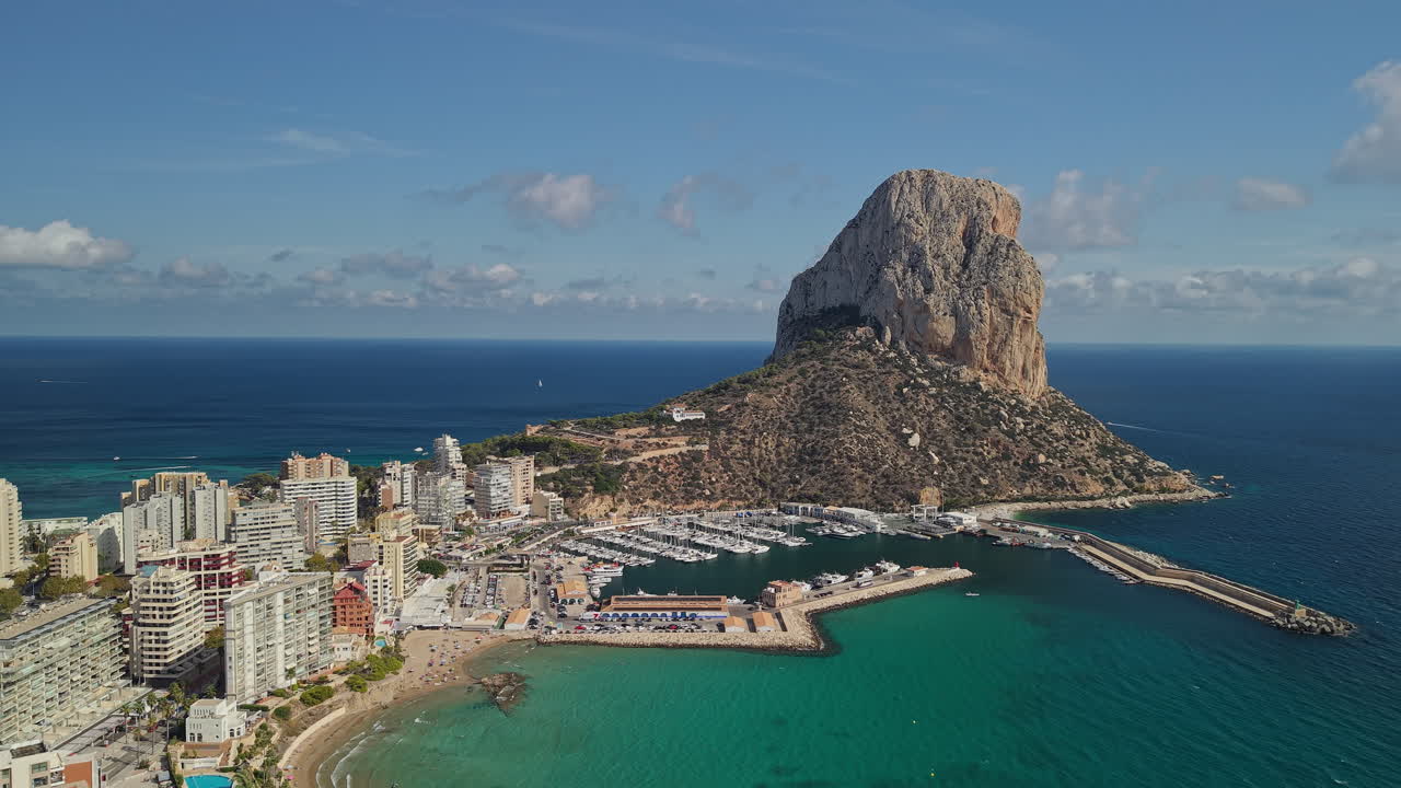 Skyline di Calpe con la roccia del Peñón de Ifach e vista aerea del porto turistico, Costa Blanca, Spagna.