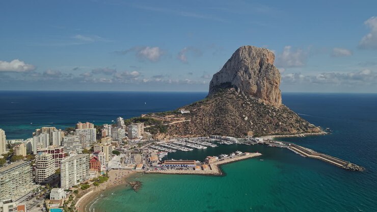 Skyline di Calpe con la roccia del Peñón de Ifach e vista aerea del porto turistico, Costa Blanca, Spagna.