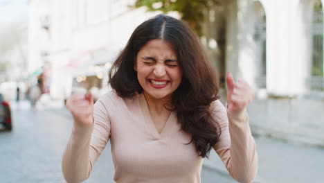 Indische-Frau-Schaut-überrascht-In-Die-Kamera,-Schockiert-über-Plötzlichen-Sieg,-Gute-Siegesnachricht,-Wow-Auf-Der-Stadtstraße