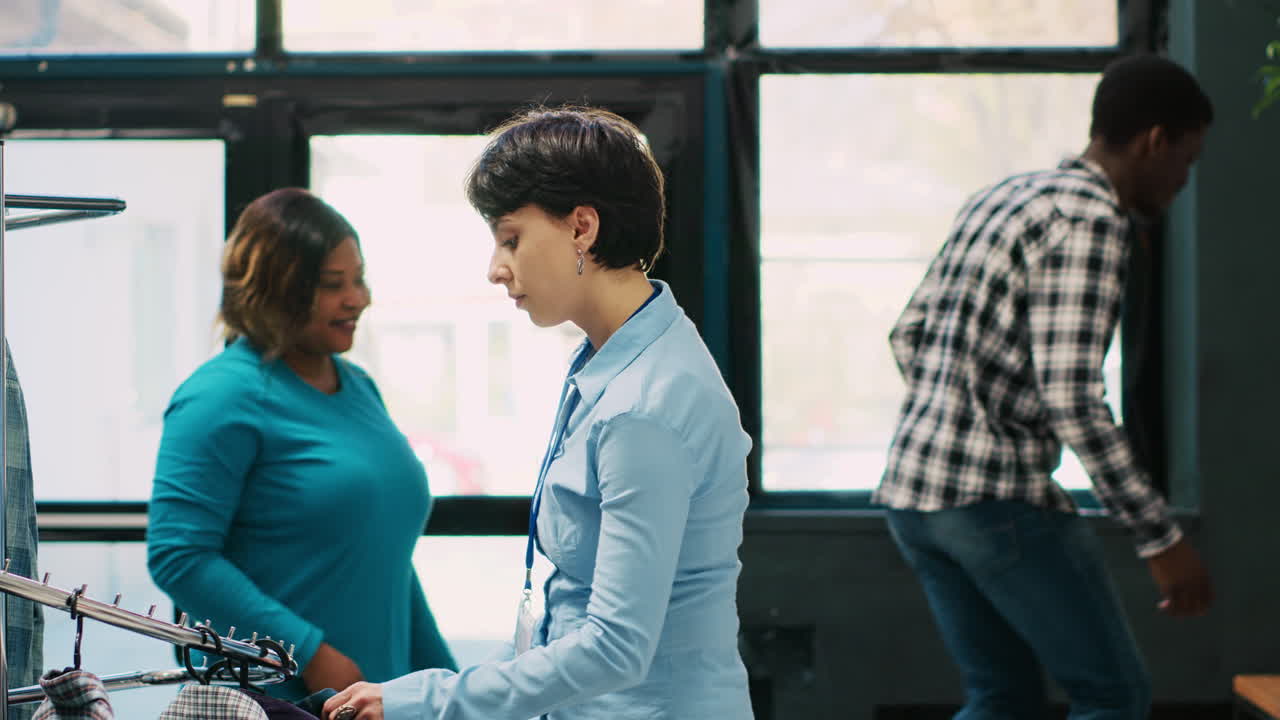 trabajador arreglando ropa elegante