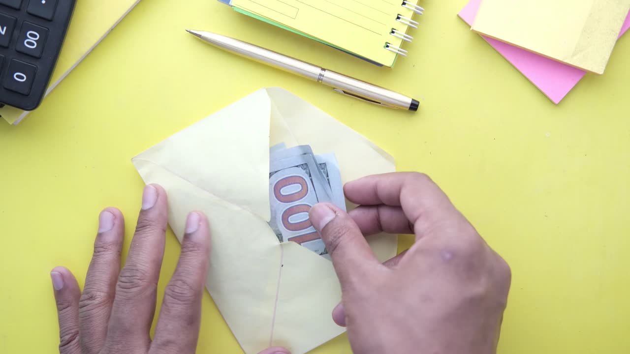 dinero en un sobre en un escritorio