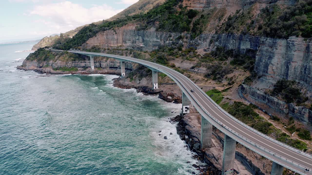 호주 뉴 사우스 웨일즈 주 클리프톤(clifton)에 있는 바위 해안이 있는 바다 절벽 다리의 공중 전망