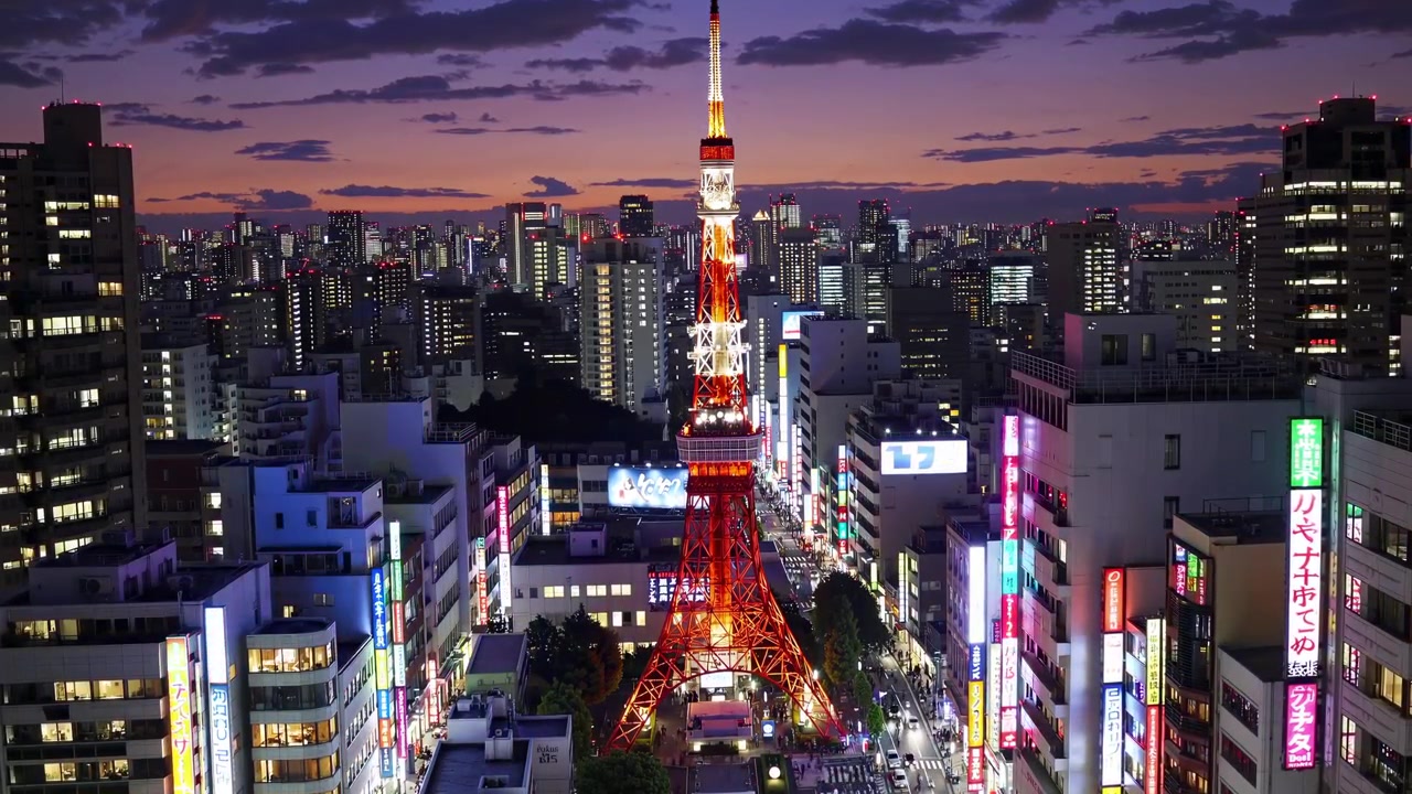 Tokyo Tower bei Nacht mit beleuchteter Stadtsilhouette
