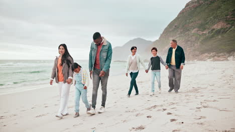 Große-Familie,-Glücklich-Und-Strand-Mit-Spaziergängen