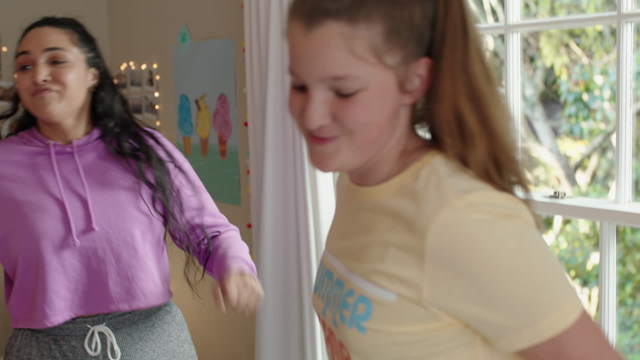 adolescentes felices bailando en el dormitorio mejores amigas divirtiéndose disfrutando de bailes locos celebrando el fin de semana de vacaciones en casa con pijama