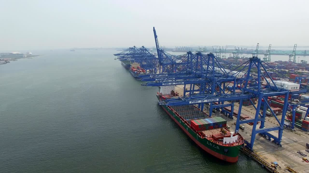 화물 컨테이너가 있는 항구의 공중 풍경, 티안진, 중국.