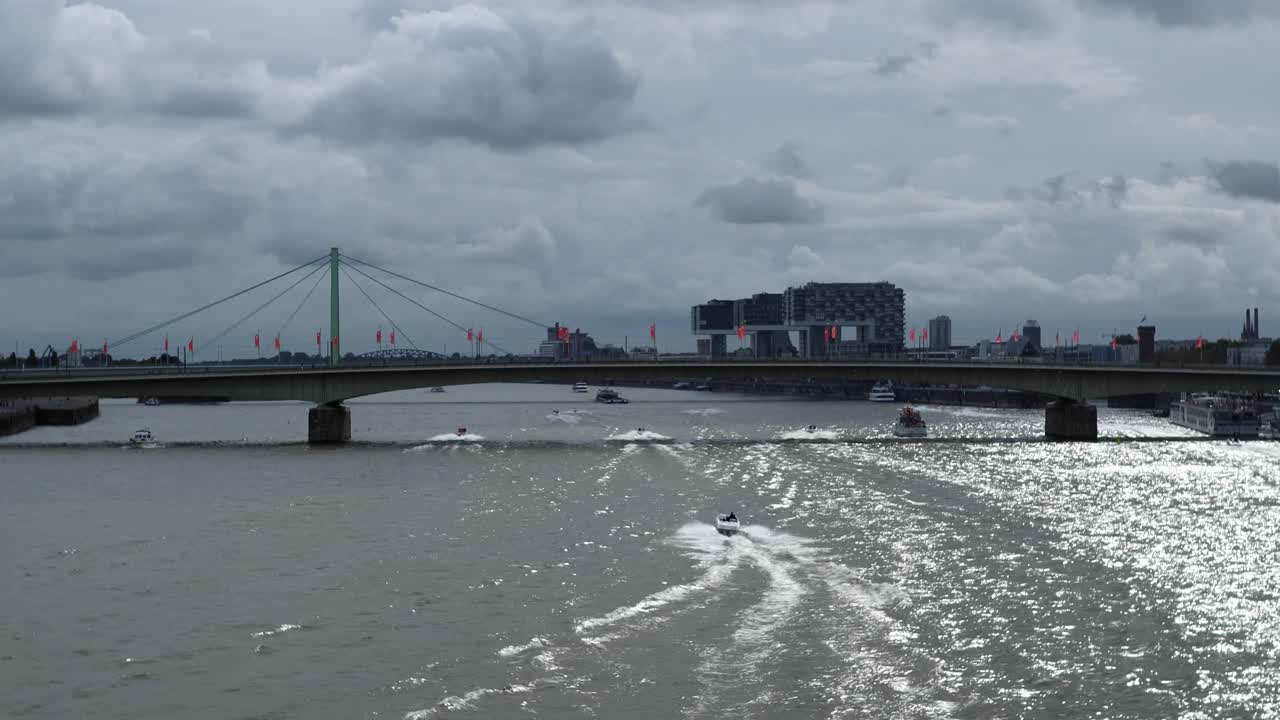 독일 쾰른의 라인강에서 과속하는 모터보트, 4k