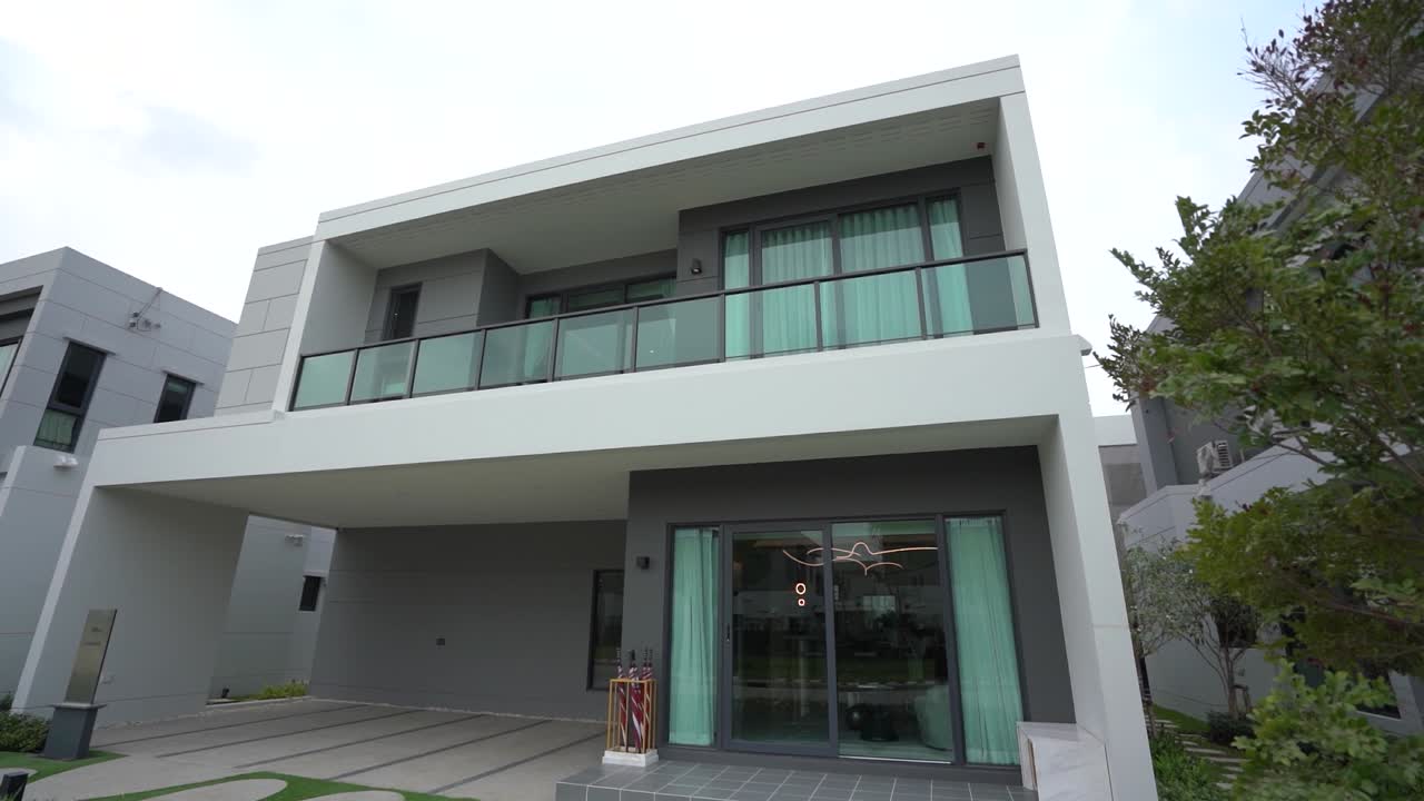 diseño exterior de casa contemporánea moderna blanca y gris