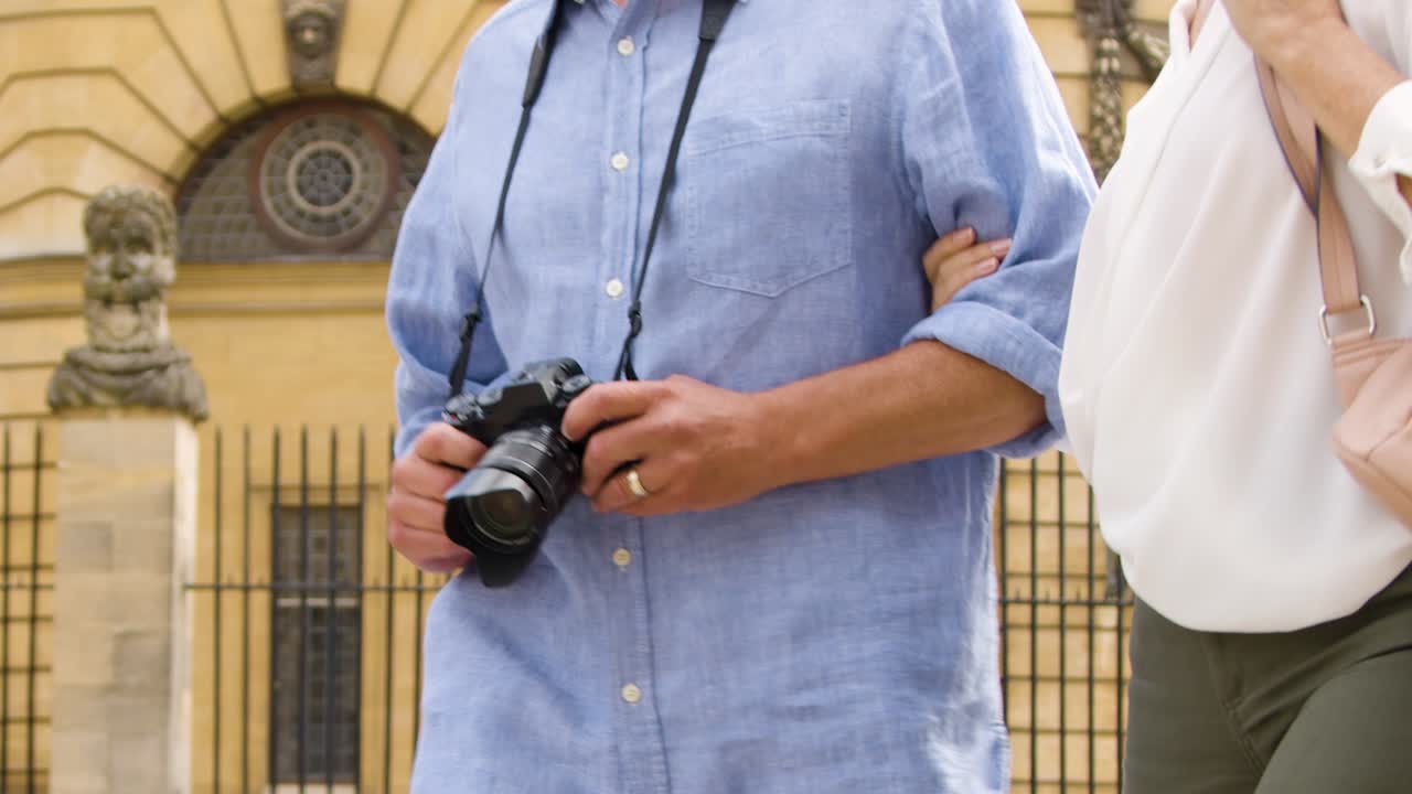 거리를 걷는 중간 섹션 관광 커플