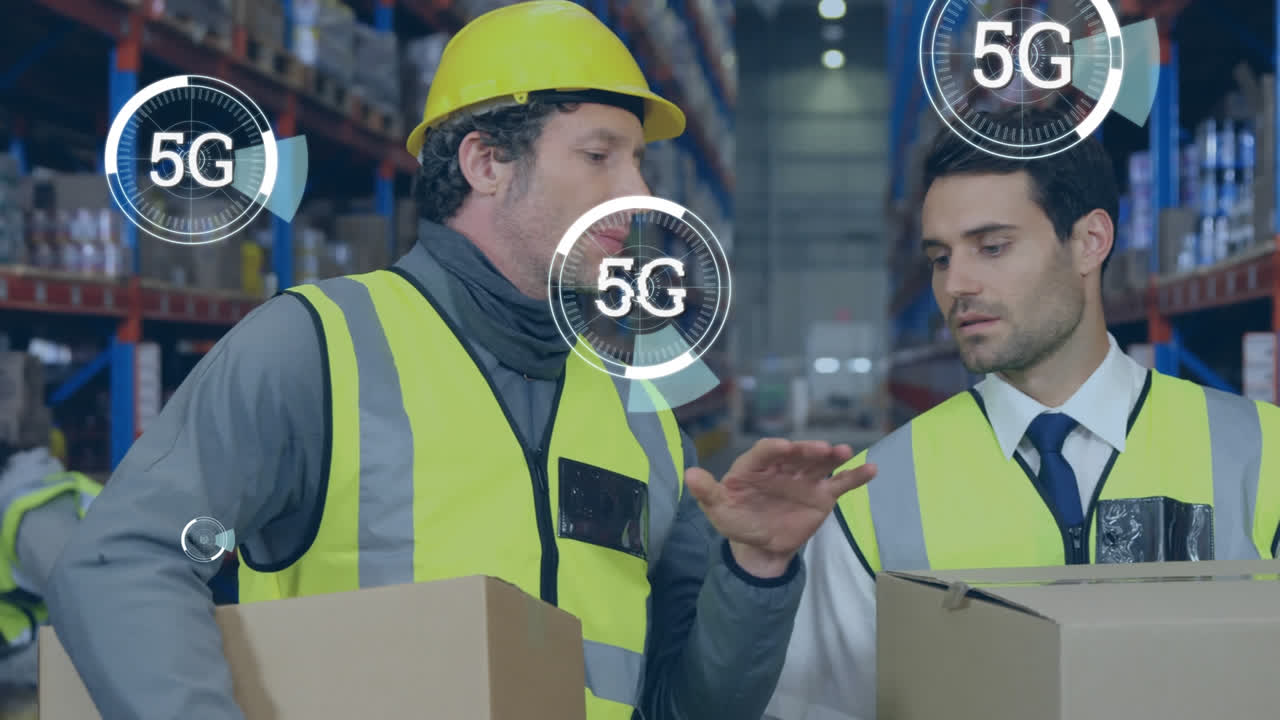 창고에서 논의하는 백인 남성 노동자와 감독자에 대한 둥근 스캐너를 통해 5g 문자