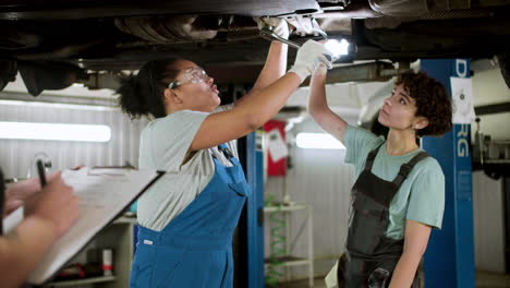 mujeres trabajando en un vehículo