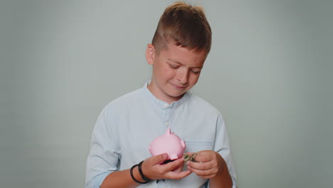 pobre muchacho molesto por la cantidad insuficiente de dinero, manteniendo piggybank, una bancarrota de billete de un dólar