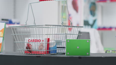 Canasta-Llena-De-Medicamentos-Y-Una-Caja-Con-Diseño-De-Pantalla-Verde